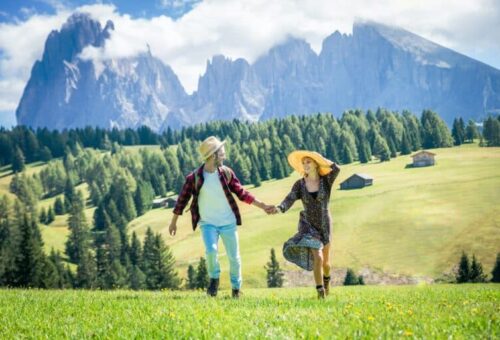 couple-of-tourists-enjoying-a-trip-in-the-nature-768x513