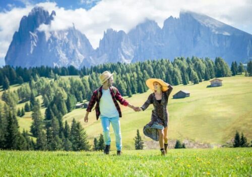 couple-of-tourists-enjoying-a-trip-in-the-nature-768x513