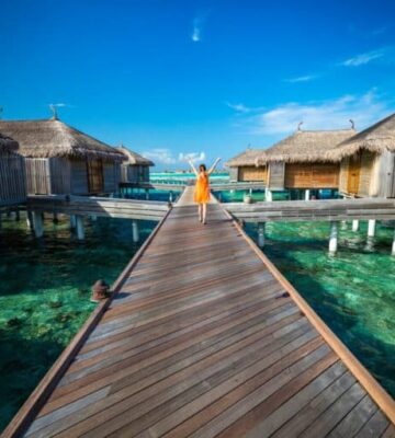 maldivian-resort-with-cabins-on-water-768x512